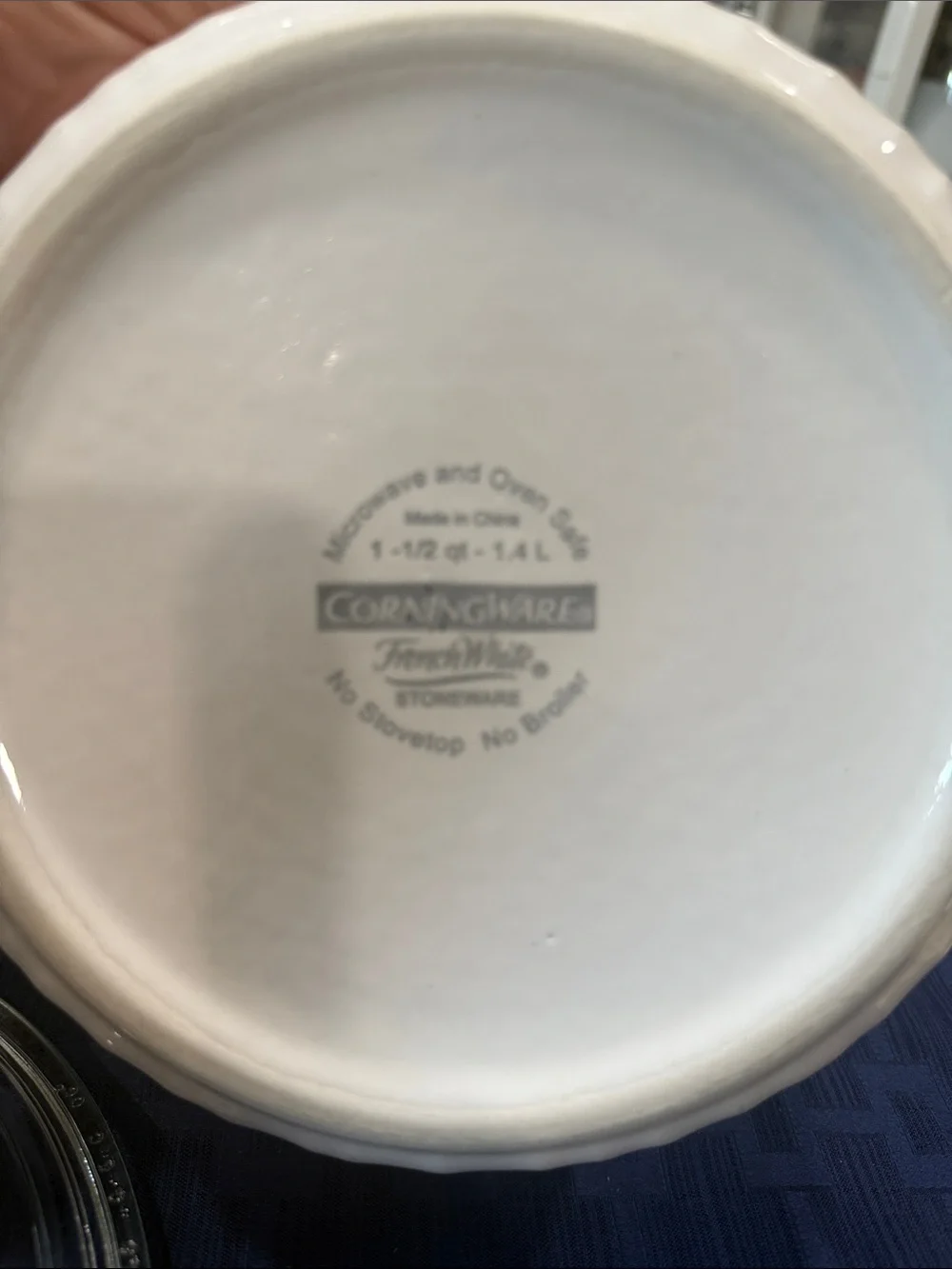 Corningware White Casserole with Clear Glass Lid 1.5 quart